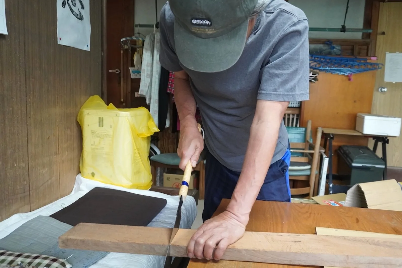 のこぎりの正しい持ち方と姿勢